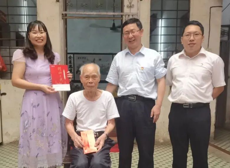 中秋慰问送真情 浓浓眷注暖人心——白云山918博天堂官网公司慰问首届天下劳模陈雨池